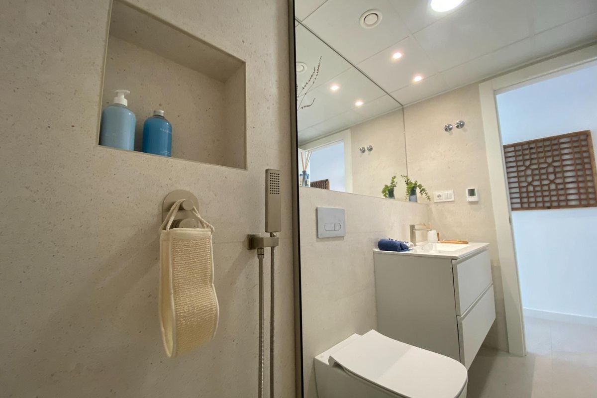 Elegante badkamer met een minimalistisch ontwerp en spa-achtige kenmerken in een 3-slaapkamer bungalow, Pilar de La Horadada.