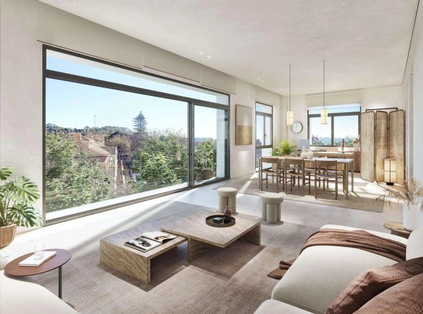 Ruime woonkamer met grote ramen in een 2-slaapkamer appartement in Málaga met uitzicht op de stad.