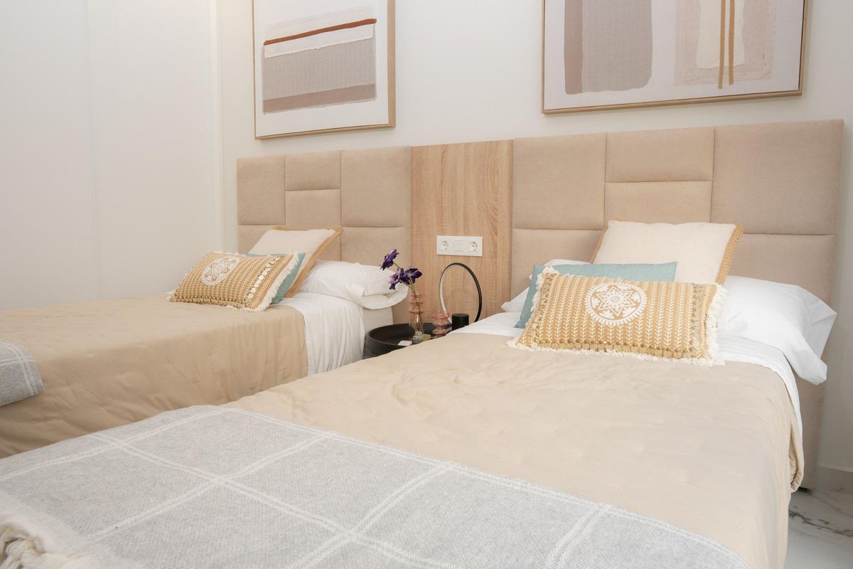 Stijlvolle twin-slaapkamer met elegante decoratie in een 3-slaapkamer villa, gelegen in Ciudad Quesada, Costa Blanca Zuid.
