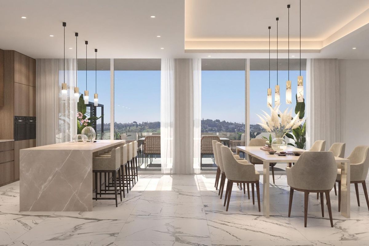 Moderne keuken en eetruimte in een 6-slaapkamer villa in Benahavís, met strakke afwerkingen en veel licht.