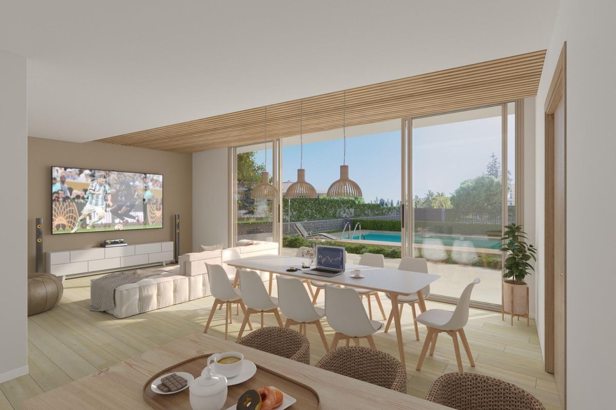 Eetruimte in een stijlvol appartement met 3 slaapkamers met uitzicht op het zwembad in Torremolinos.