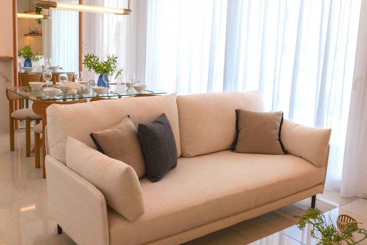 Gezellige woon- en eetruimte met moderne decoratie en grote ramen in Rojales, Costa Blanca Zuid.