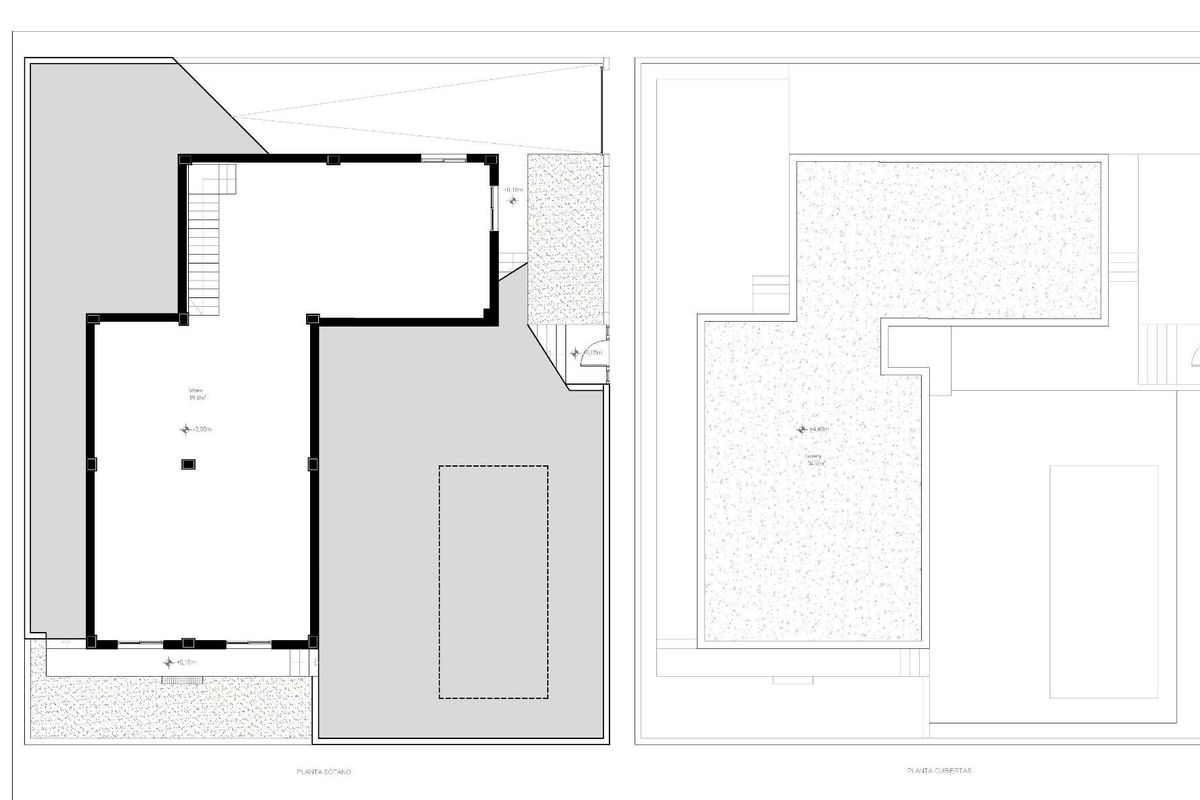 Gedetailleerde indeling van een villa in Torre Pacheco die extra buitenruimtes en kamerconfiguraties toont.