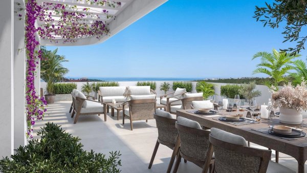 Ruime terras met comfortabele zitplaatsen en kustzicht in Casares, 3-slaapkamer penthouse.