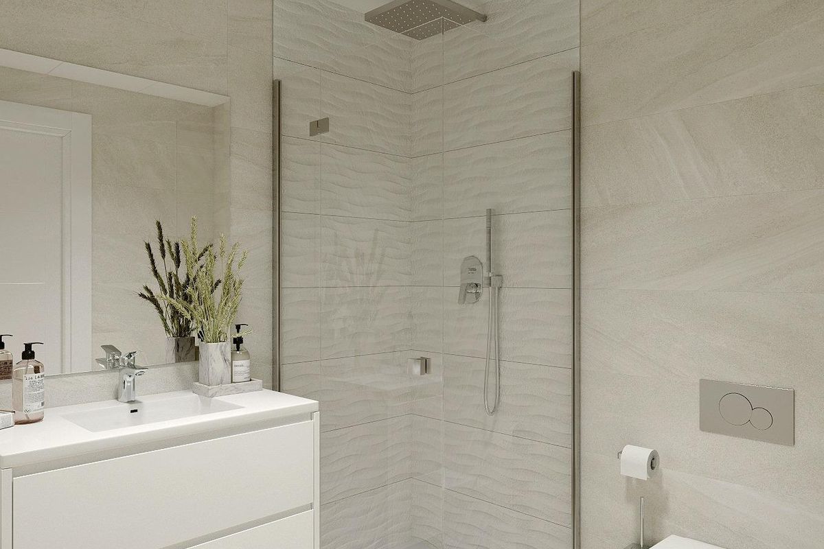 Eigentijdse badkamer met een stijlvolle uitstraling en een inloopdouche in een appartement in Torrevieja.