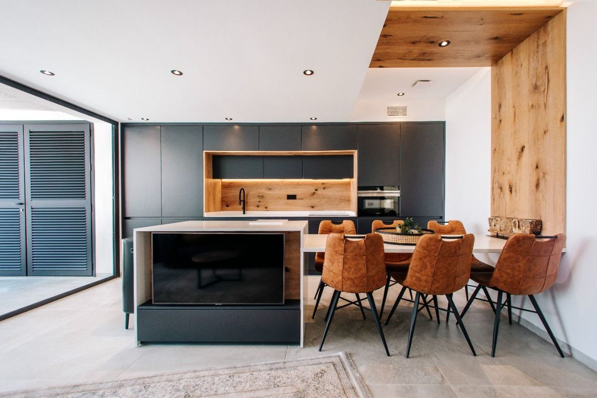 Eigentijdse keuken met eetgedeelte en houten accenten in Rojales, Costa Blanca Zuid, Spanje.