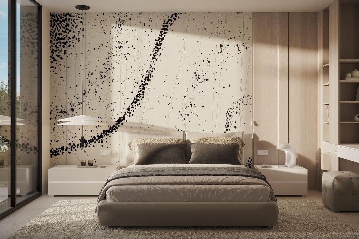 Ontspannende slaapkamer met stijlvolle inrichting in een begane grond appartement in Estepona.