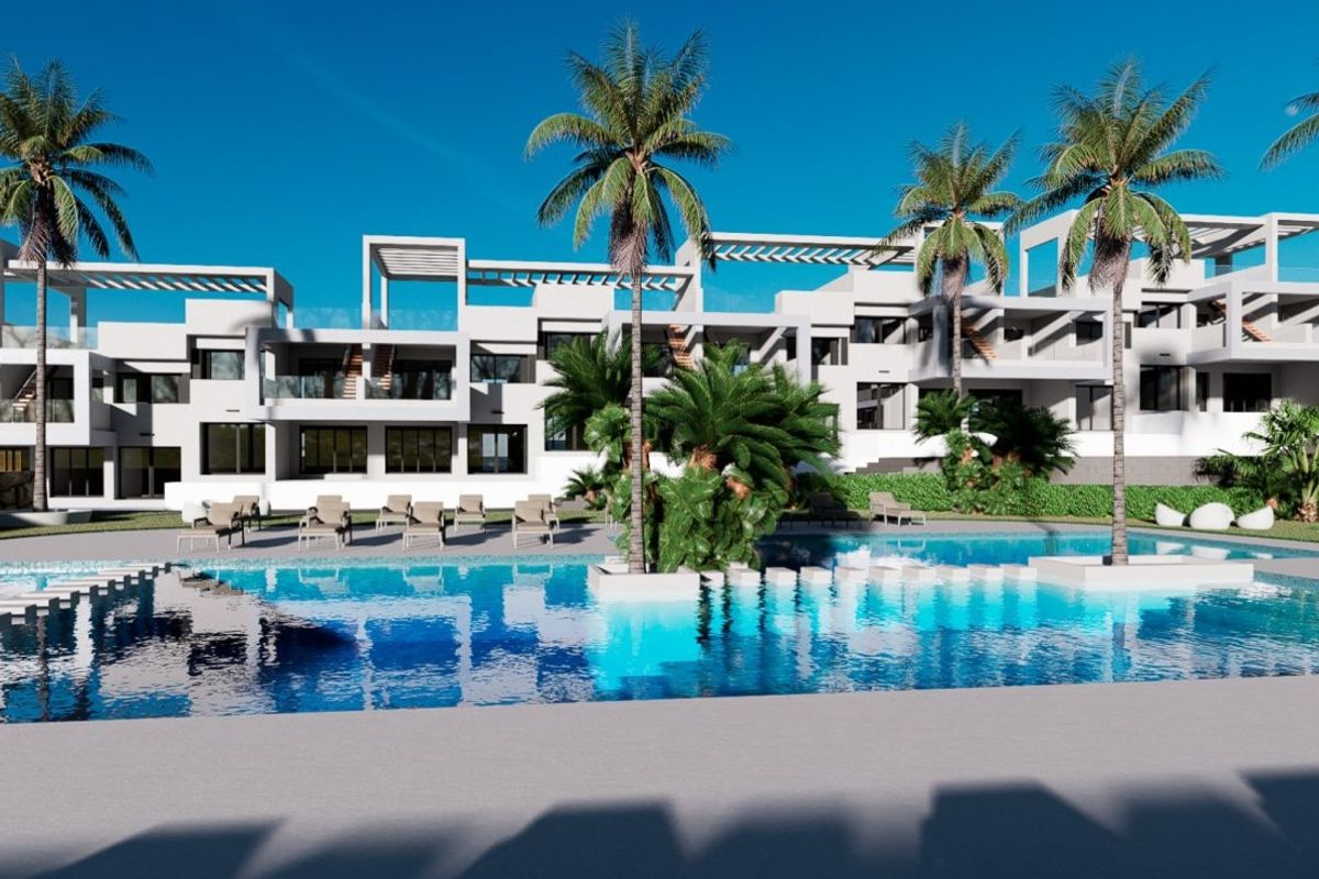 Stijlvol bungalowecomplex met palmbomen en een zwembad in Finestrat, Costa Blanca Noord, Spanje.