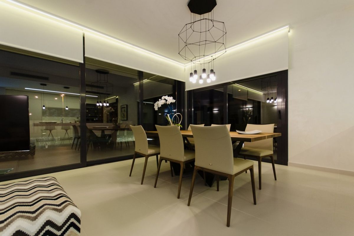 Eetkamer met stijlvolle decoratie in de villa, met ramen die uitkijken op prachtige uitzichten in Orihuela Costa.