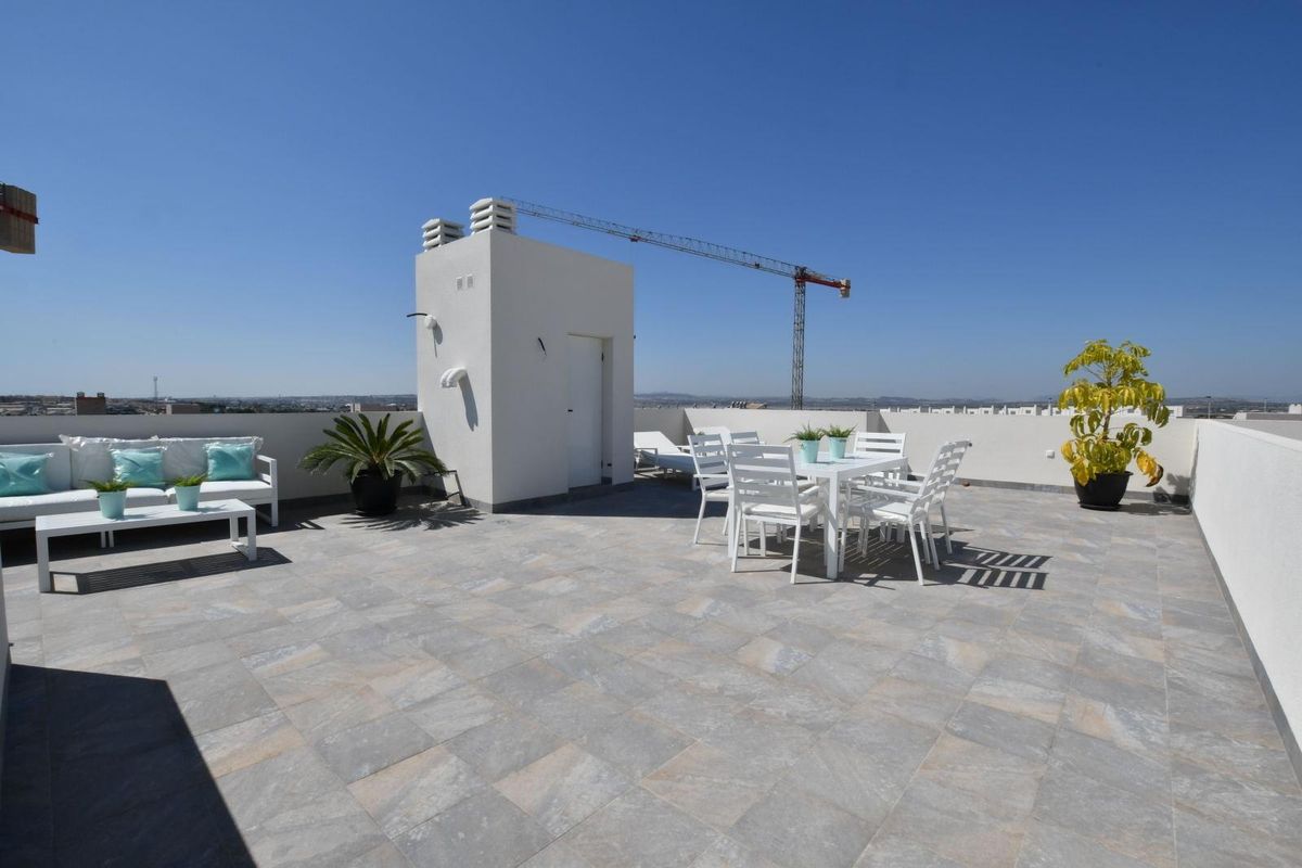 Ruim dakterras met eetruimte bij 2-slaapkamer bungalow in San Miguel de Salinas, Costa Blanca Zuid.