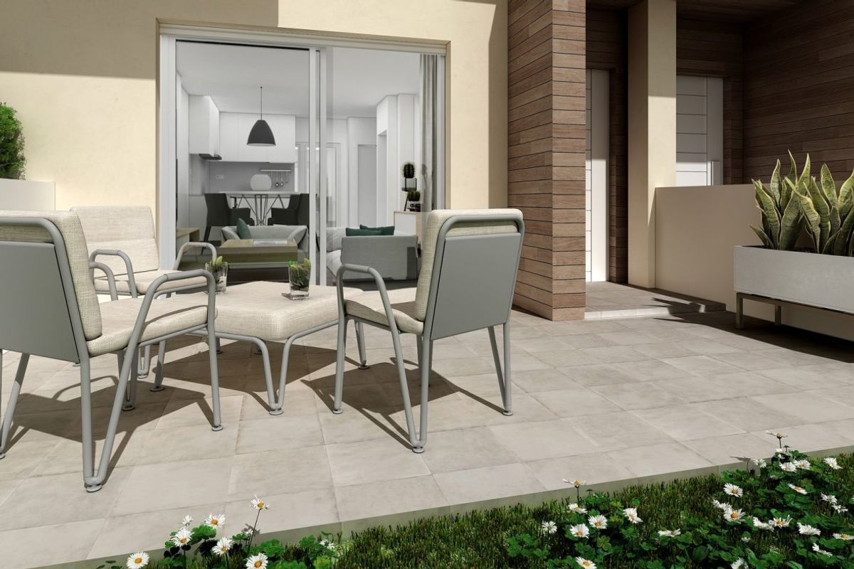 Gezellige terrashouding met zitplaatsen, met de nadruk op buitenleven in La Manga del Mar Menor.