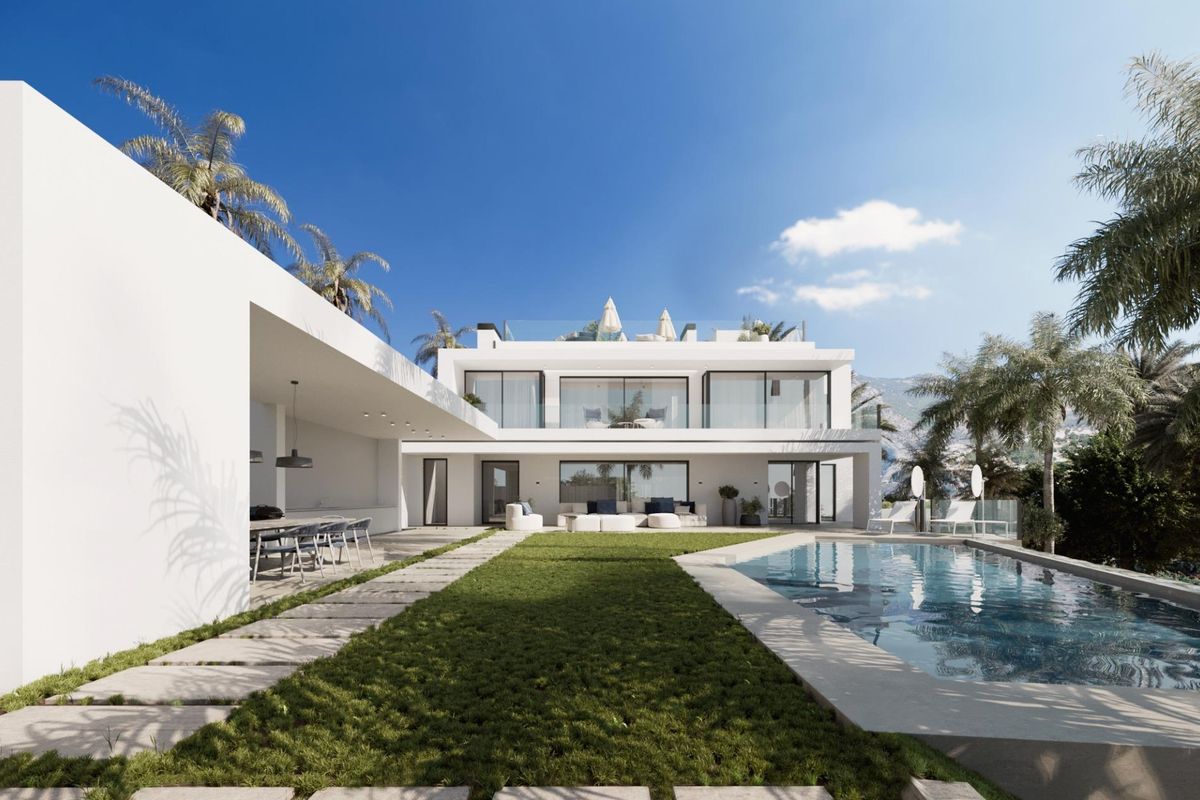 Uitzicht op de tuin en het zwembad van de villa in Marbella, met nadruk op de strakke architecturale stijl.