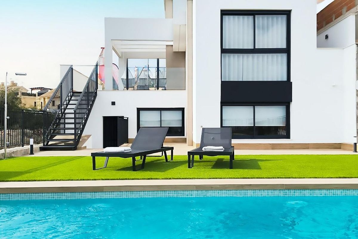 Stijlvolle villa-exterieur met zwembad en ligstoelen in Algorfa, Costa Blanca Zuid, Spanje.