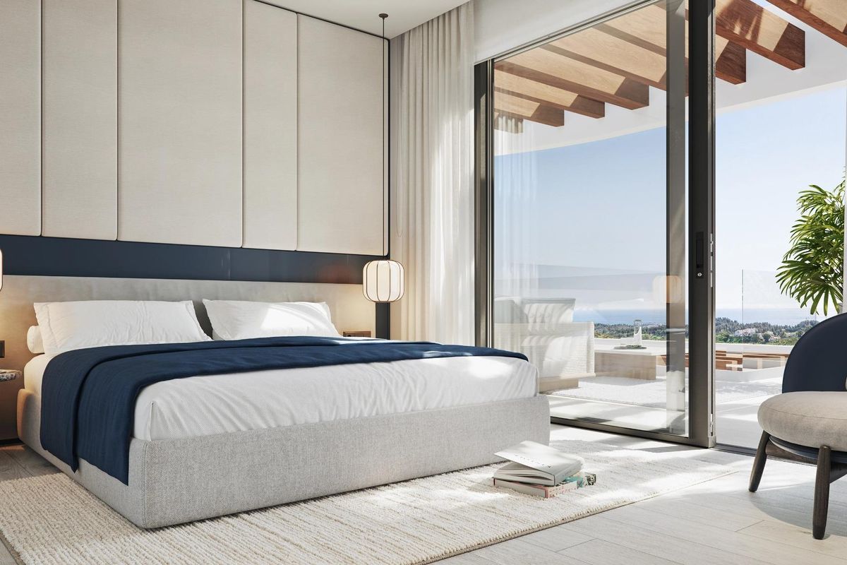 Contemporary slaapkamer in een appartement in Mijas, met een groot raam dat uitzicht biedt op de tuin en zee.