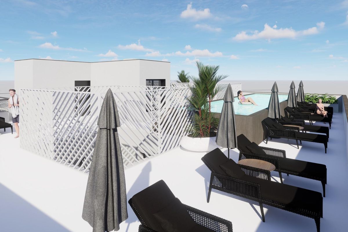 Dakterras van het penthouse in Torrevieja, ingericht met ligbedden en een ontspannende sfeer.