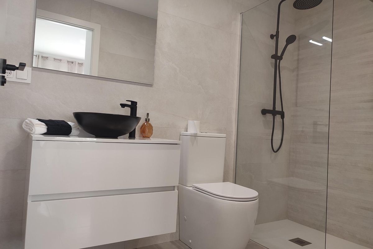 Moderne badkamer met douche en stijlvolle armaturen in een 3-slaapkamer townhouse in Torre Pacheco, Spanje.