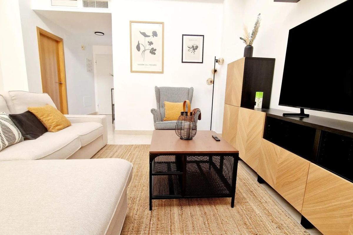 Een ander uitzicht op de woonkamer met moderne meubels en natuurlijk licht in de villa in Lorca.