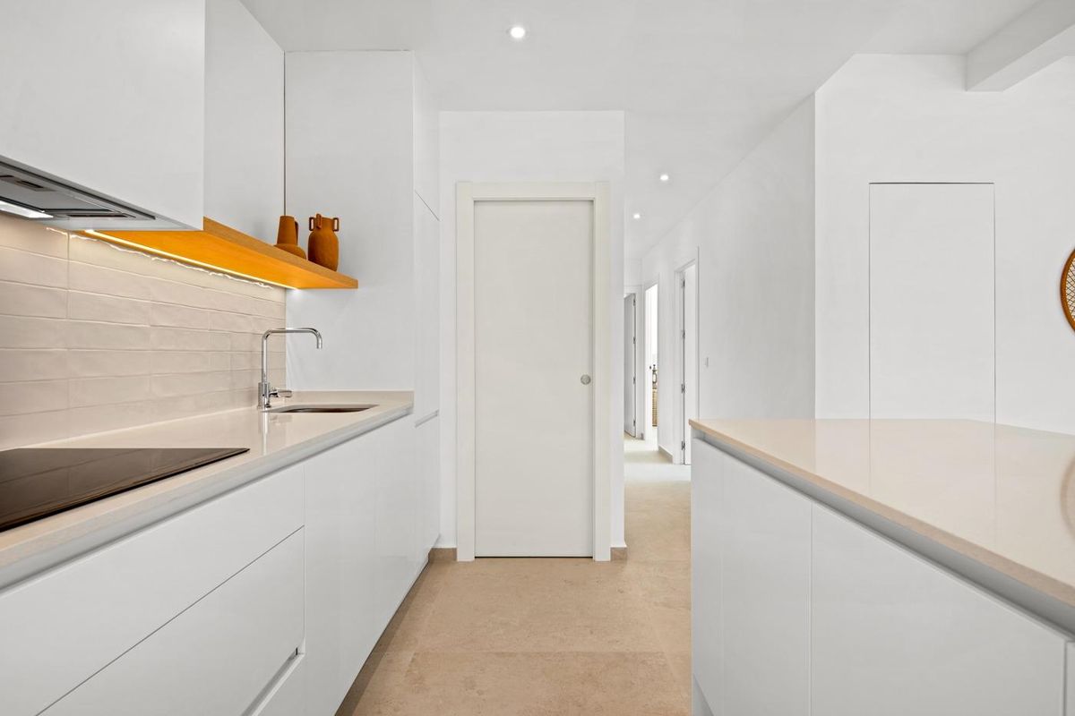 Gezellige slaapkamer in de villa in Benijofar, met zachte neutrale tinten en glazen deur naar het terras.