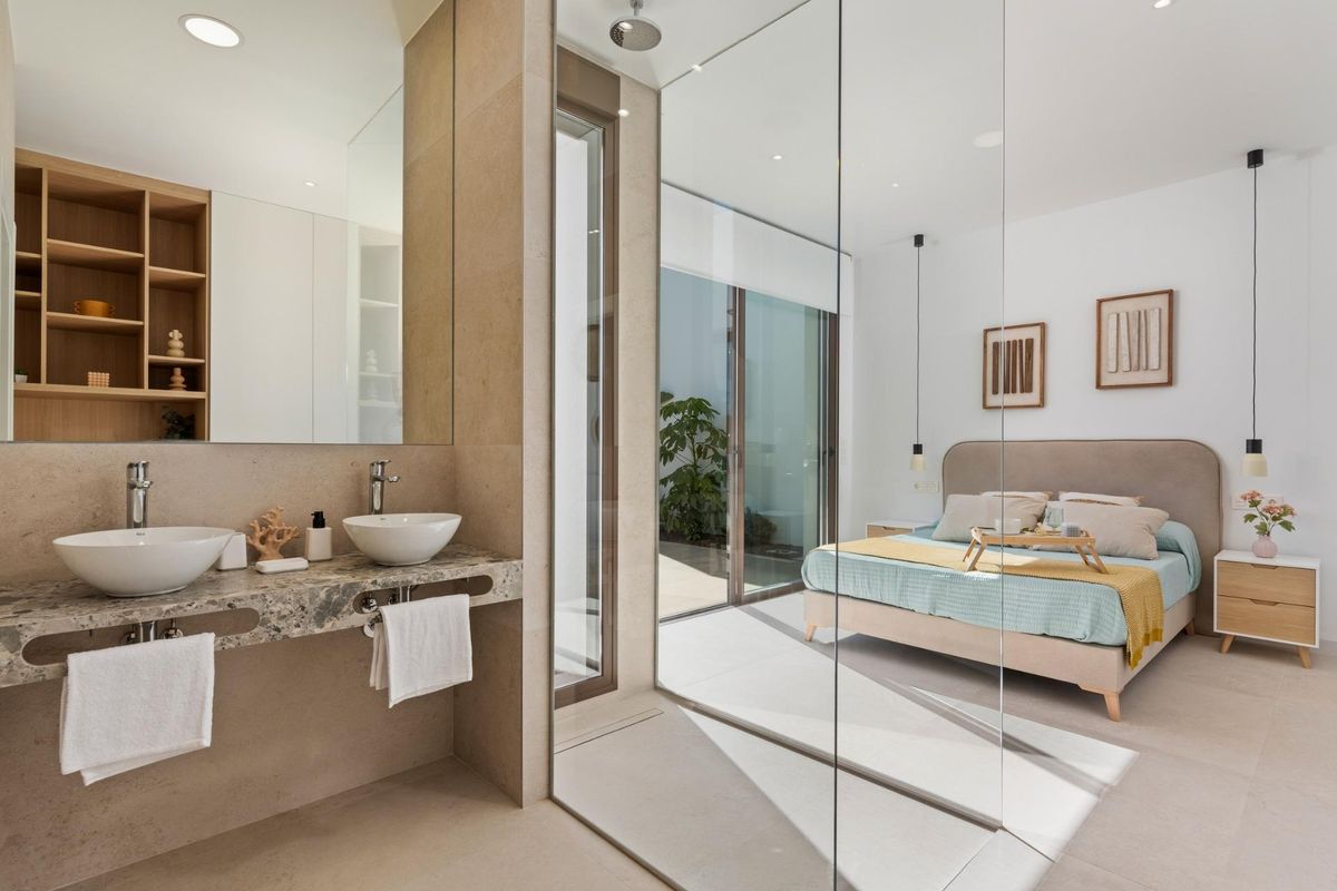 Charmante gasten slaapkamer in de villa, met stijlvolle inrichting en comfortabele meubels in Los Alcazares.