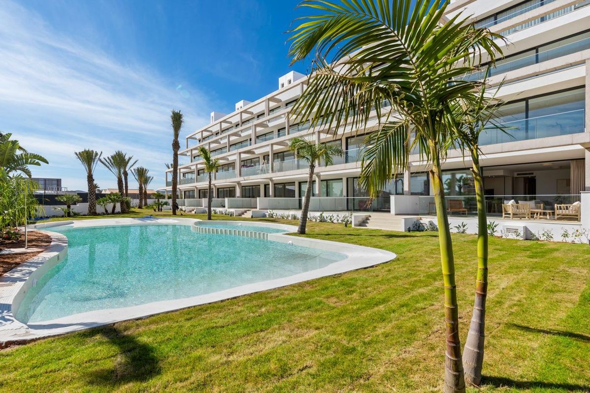 Moderne appartement gevel met een groot zwembad en weelderige tuinen in Cartagena, Costa Calida.