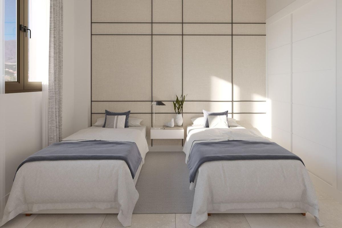 Stijlvolle slaapkamer met twee bedden in een 3-slaapkamer penthouse in Estepona, met modern ontwerp en een rustige sfeer.