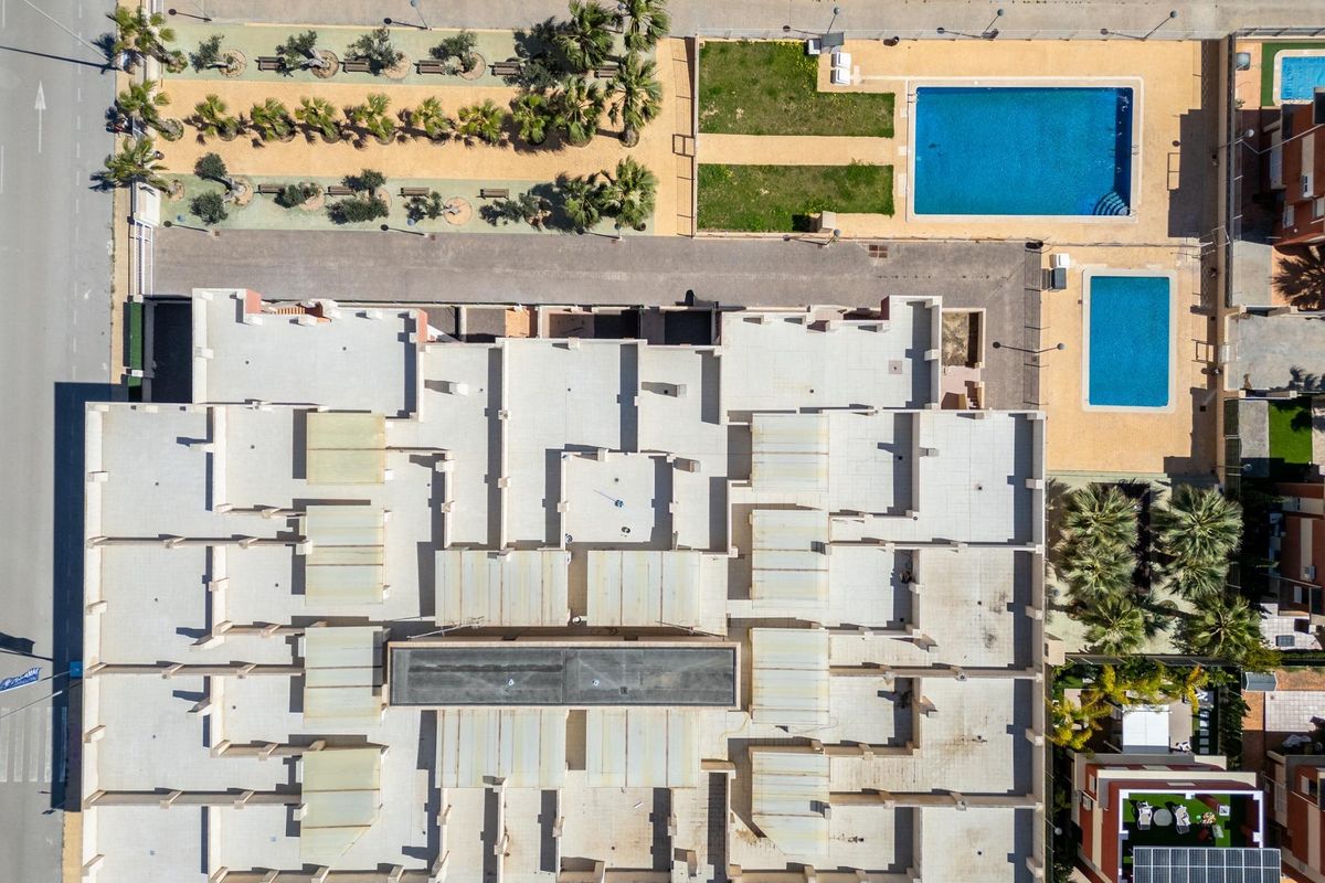 Gedetailleerd bovenaanzicht van de zwembaden en tuin in het wooncomplex in Orihuela Costa.