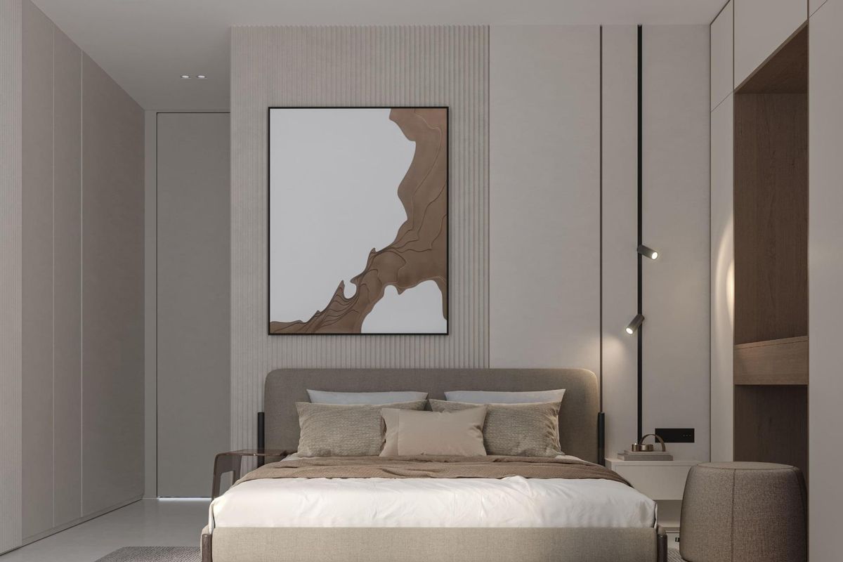 Heldere slaapkamer met minimalistische inrichting, met een groot bed en stijlvolle kunst in een villa in Mijas.