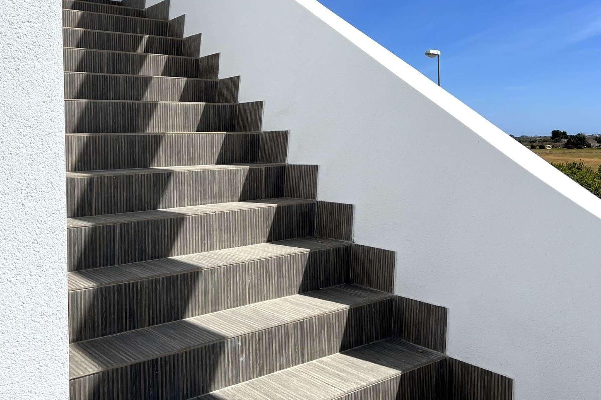 Close-up van stijlvolle trappen in de villa in Rojales, met moderne texturen en ontwerp.