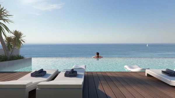 Infinity zwembad met uitzicht op de oceaan in Casares, een luxe 4-slaapkamer appartement.