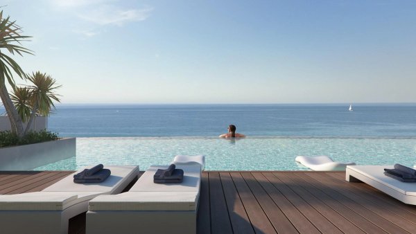Infinity zwembad met uitzicht op de oceaan in Casares, een luxe 4-slaapkamer appartement.