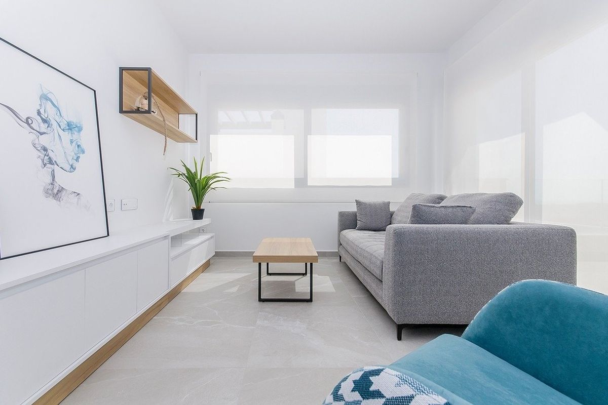 Stijlvolle woonkamer met helder natuurlijk licht in de bungalow gelegen in San Miguel de Salinas, Spanje.