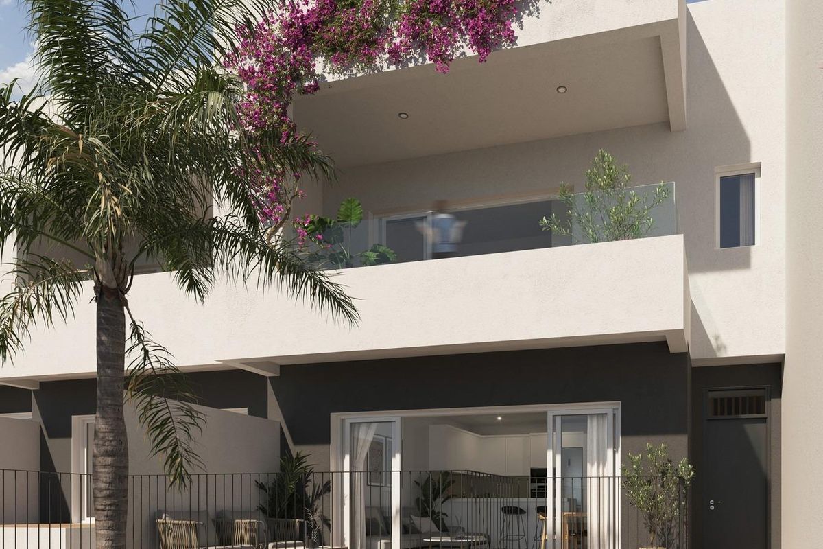 Welkom in de voortuin en het balkon van een drie-slaapkamers rijtjeshuis in Monforte del Cid, Costa Blanca Zuid.