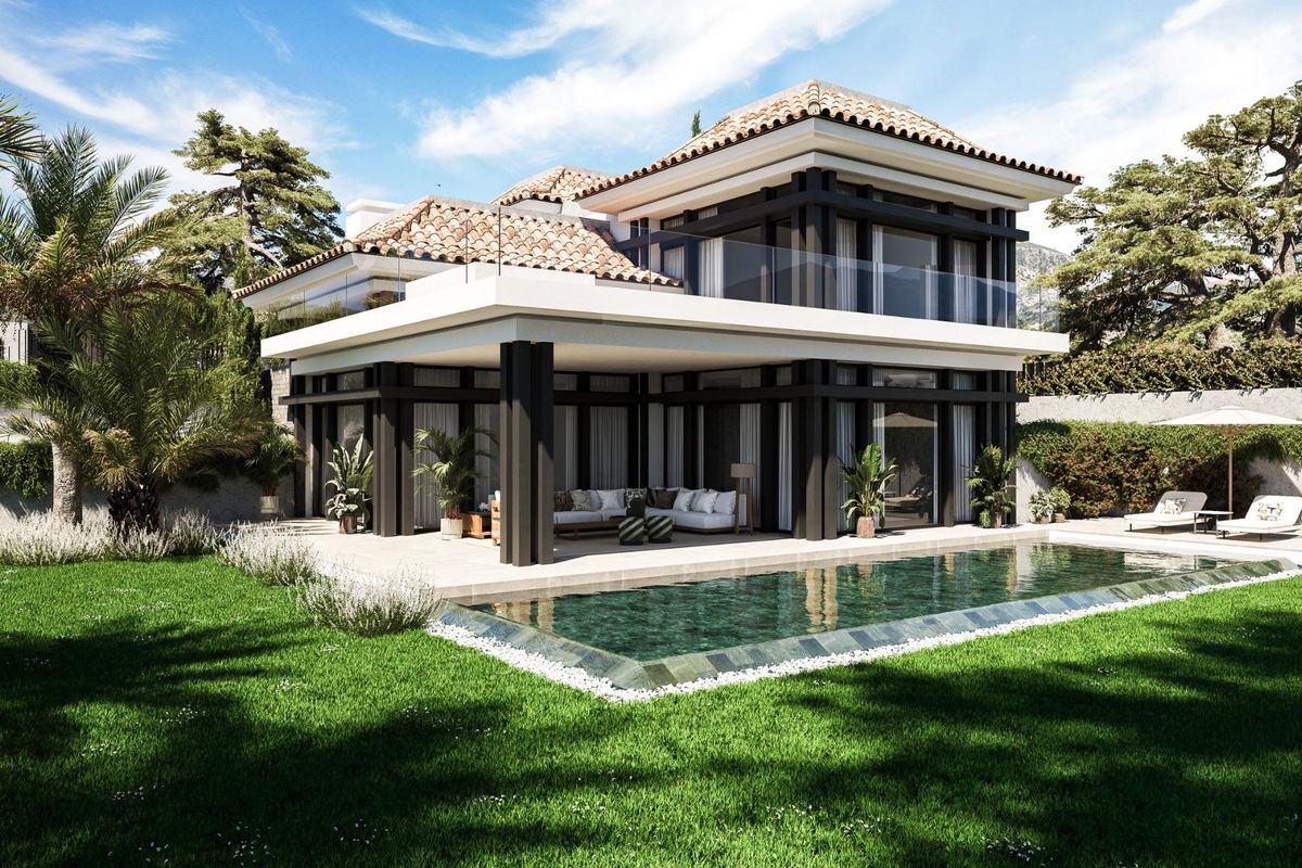 Prachtige 5-slaapkamer villa buitenkant in Marbella met zwembad en groene tuin, moderne architectuur.