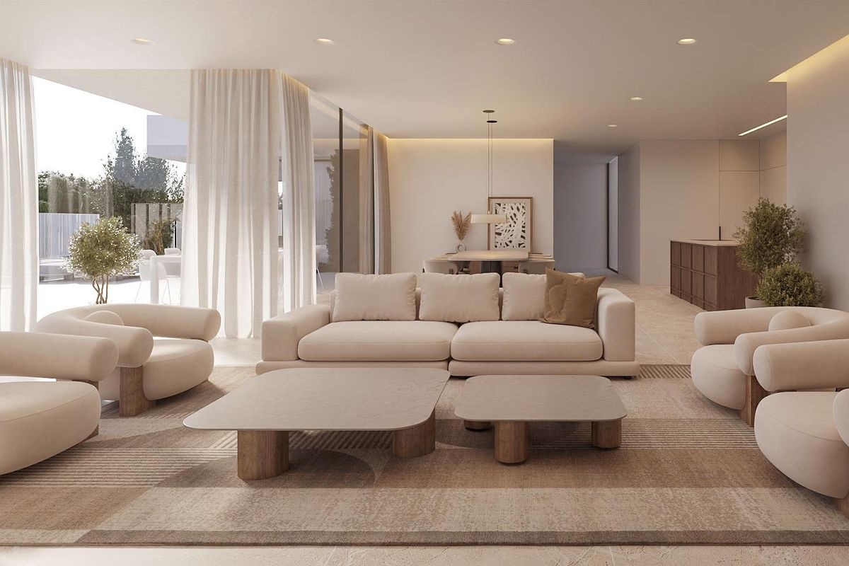 Ruime, lichtovergoten woonkamer van de villa in Moraira Teulada met zachte meubels.