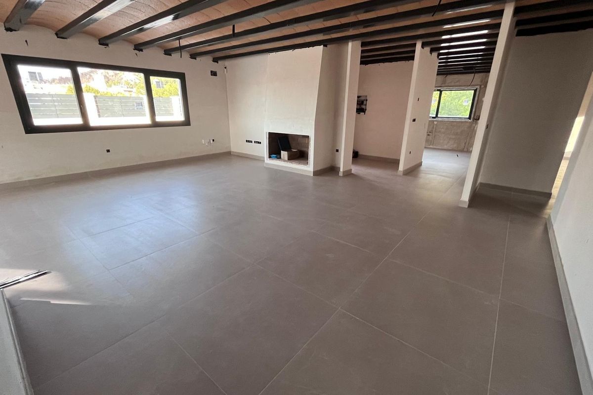 Achteraanzicht van de villa in Penaguila, Costa Blanca Noord, met de eenvoudige ontwerpen en tuin.