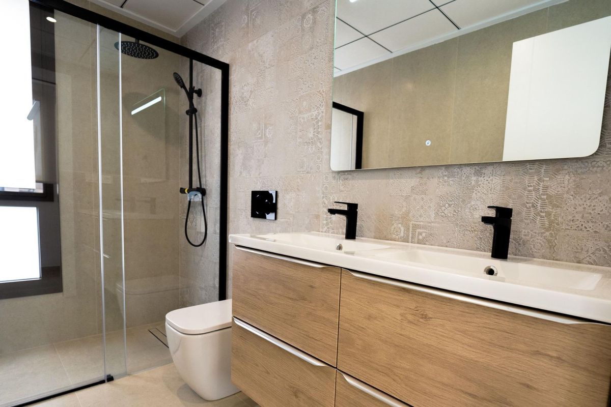 Contemporaine badkamer met een ruime douche in een townhouse in Almoradi, met elegante armaturen.