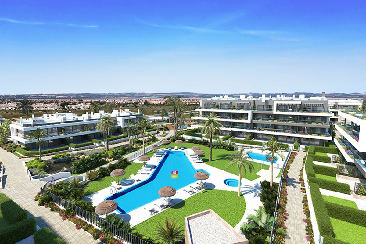 Luchtfoto van een luxe appartementencomplex met zwembaden en tuinen in Torrevieja, Costa Blanca.
