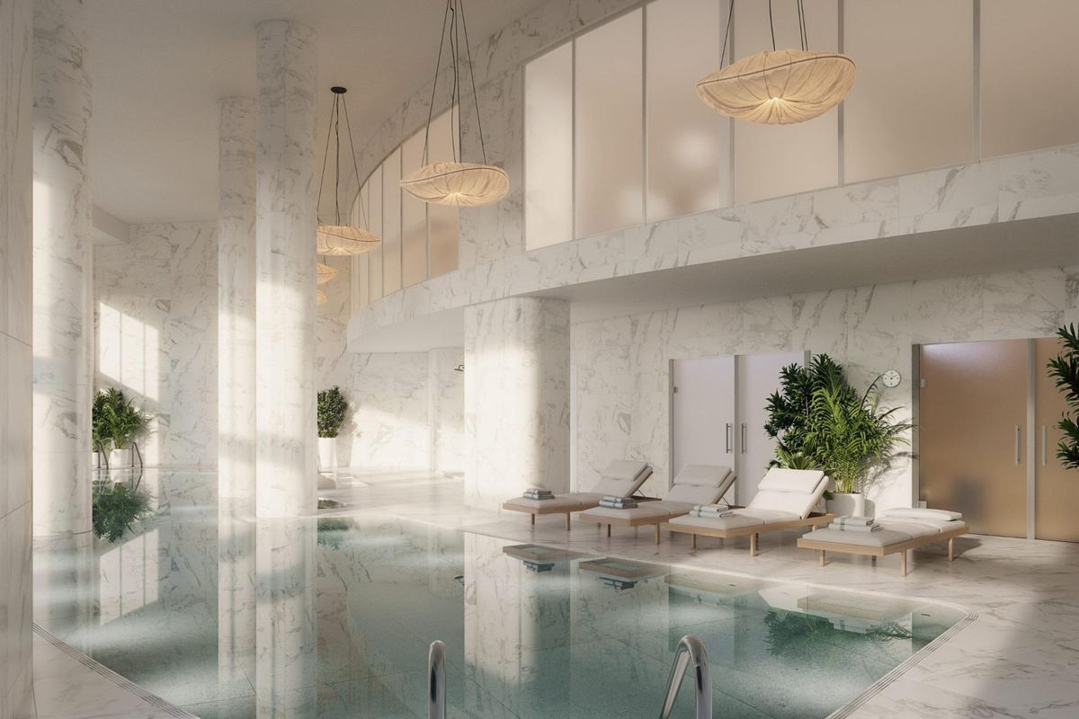 Luxe binnenzwembad met marmeren interieurs en loungestoelen, gelegen in Málaga, Costa del Sol.