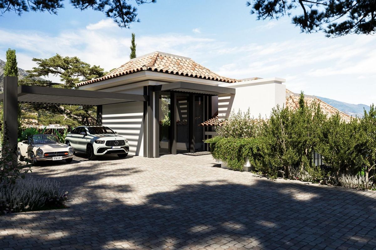 Oprit van luxe 5-slaapkamer villa in Marbella, omgeven door een tuin en parkeergelegenheid.
