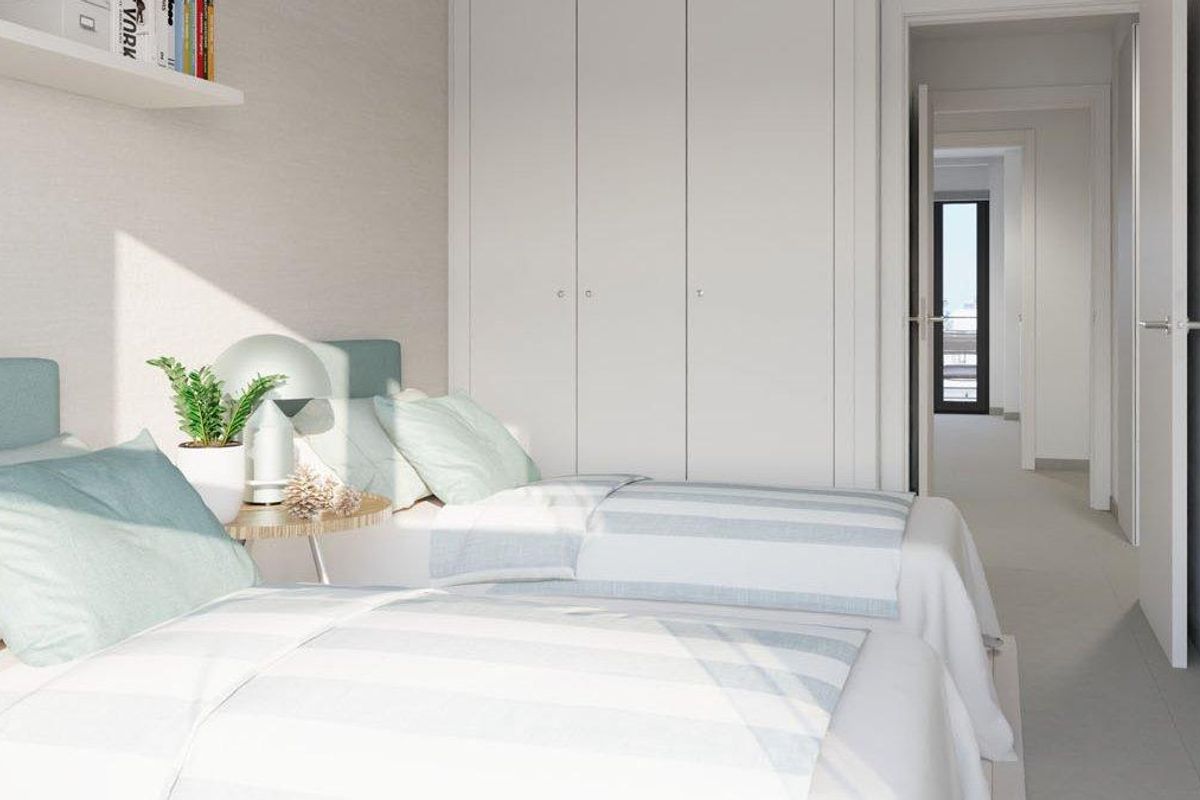 Gezellige slaapkamer met twee bedden in een 3-slaapkamer penthouse in Almuñecar, met natuurlijk licht en modern design.