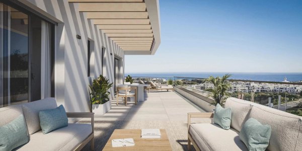 Ruime terras van een 3-slaapkamer penthouse in Estepona, met buitenzitplaatsen en uitzicht op zee.