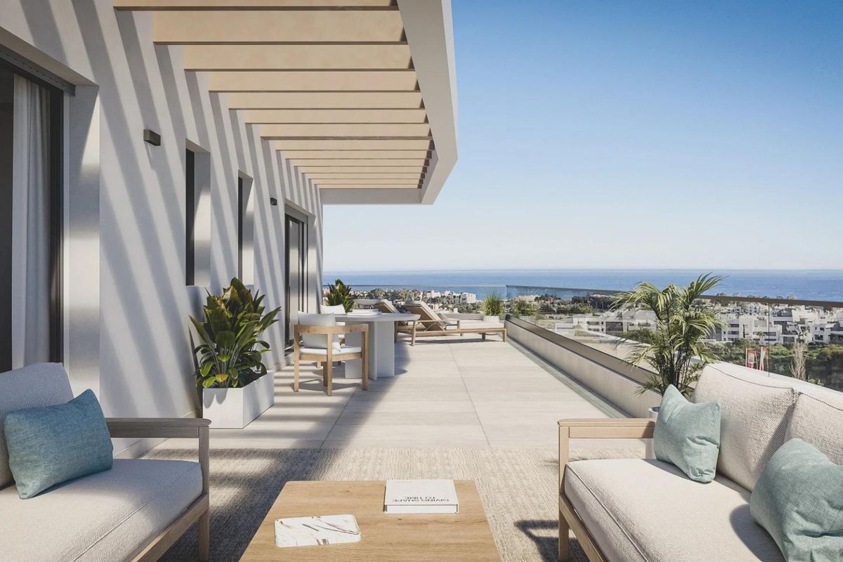 Stijlvol terras met zitplaatsen en prachtig zeezicht in Estepona, uitnodigend voor ontspanning.