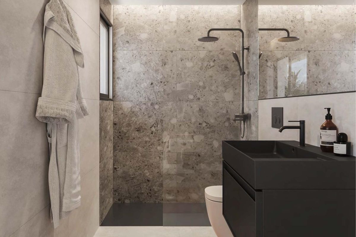 Moderne badkamer met stijlvolle afwerking en een spa-achtige sfeer in Estepona, onderdeel van een 2-slaapkamer penthouse.