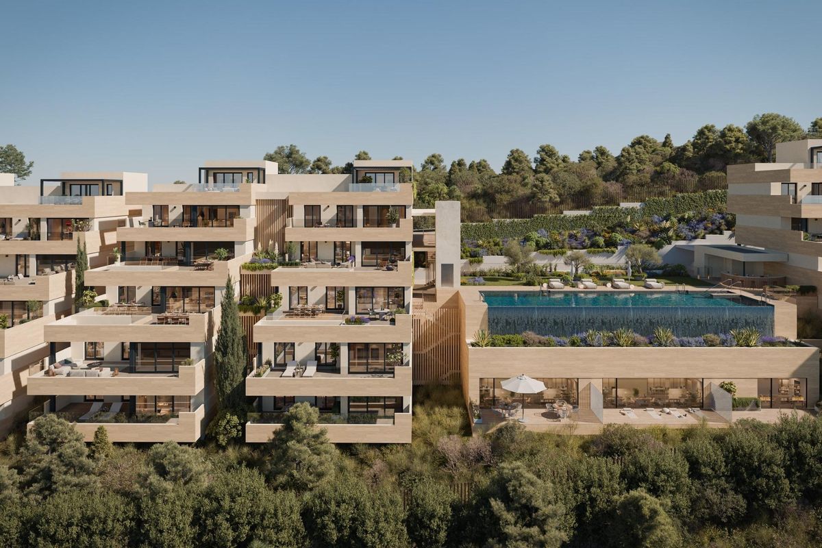 Buitenaanzicht van een modern penthousecomplex met tuinen en zwembad, genesteld in het landschap van Marbella.