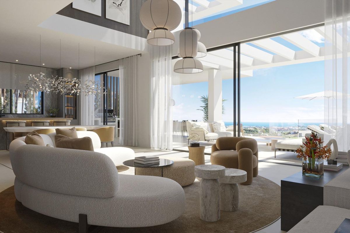 Heldere woonkamer met grote ramen en toegang tot buiten, ontworpen voor comfort in een villa aan de Costa del Sol.