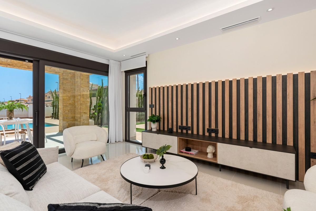Elegante woonkamer in een villa met stijlvolle meubels en natuurlijk licht in Ciudad Quesada, Costa Blanca Zuid.