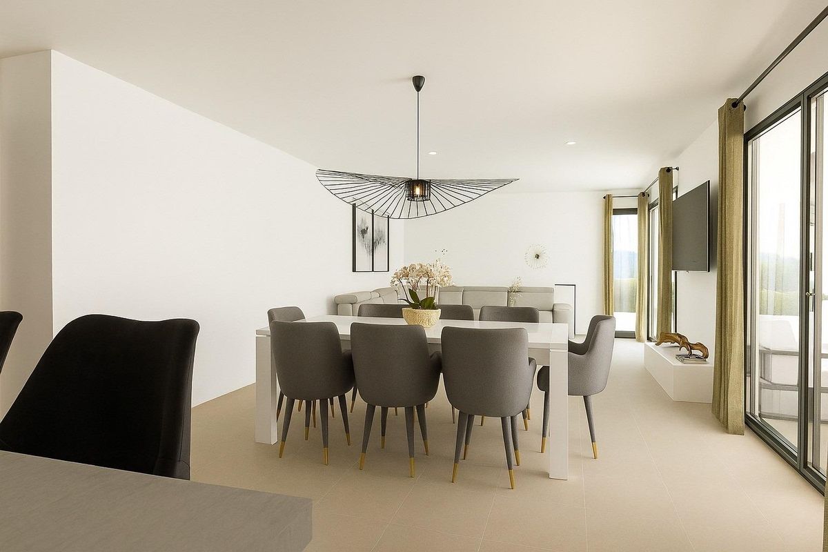 Stijlvolle eethoek in een villa in Hondón de las Nieves, met modern meubilair en open indeling.