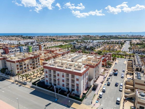 Luchtbeeld van het 2-slaapkamerappartementcomplex in Orihuela Costa, met uitzicht op de zee.
