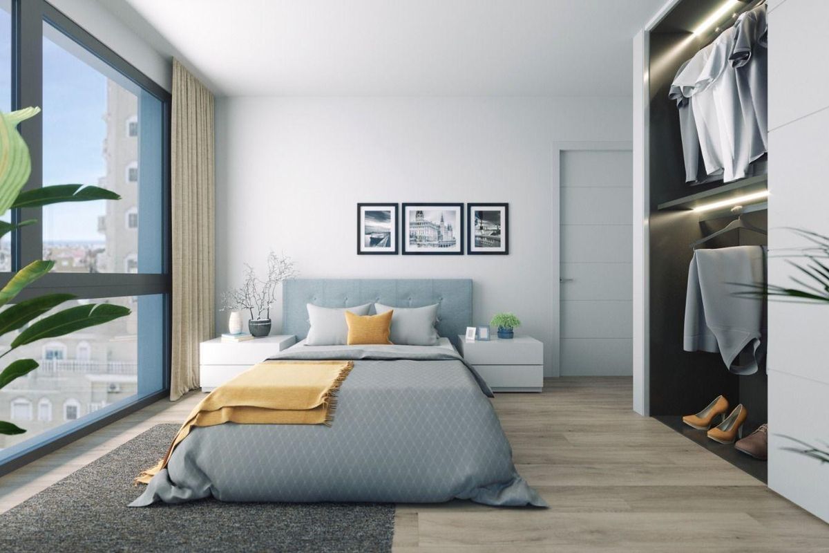 Ruime slaapkamer in de penthouse, met een eigentijds ontwerp en grote ramen in Torrevieja.