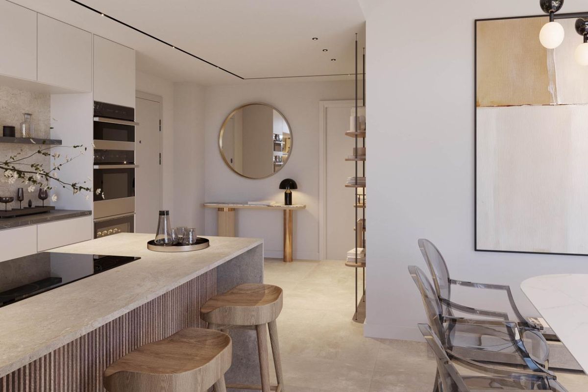 Moderne keukenindeling met high-end afwerkingen en uitzicht op de woonkamer in Estepona, Spanje.